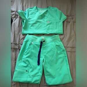 Figs surgical green scrub set